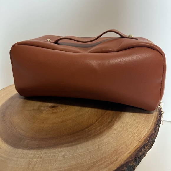 Brown Leather Toiletry Bag with Handle and Zipper - Picture 3 of 16